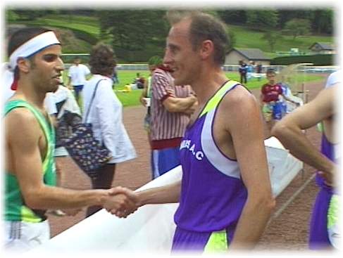 poign&eacute;e de main des deux premiers