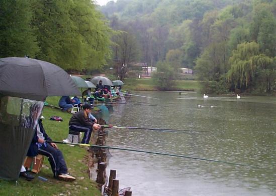 Les jeunes pêcheurs sous la pluie